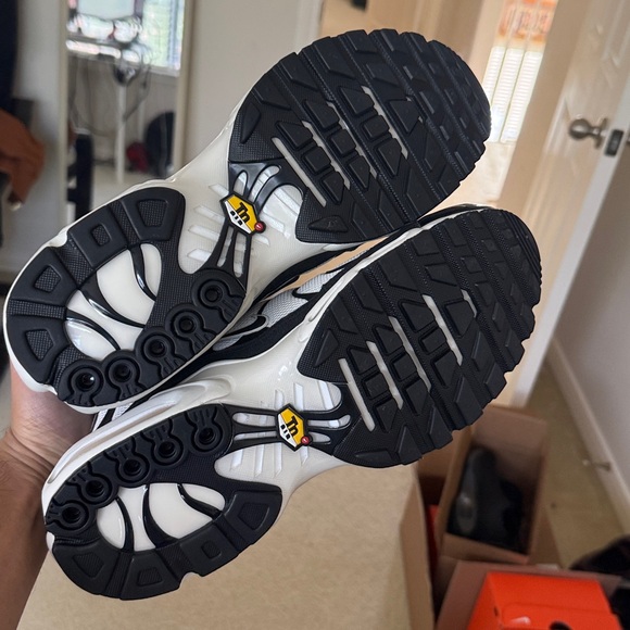 NWOT NIKE AIR MAX PLUS ESS ZEBRA PANDA MENS SIZE 10 - 50% OFF - Picture 4 of 4